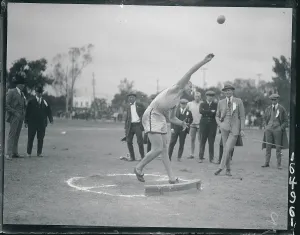 Athletic Strength Training Drucke: Throwing a Shotput