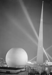 Nighttime Cityscape Drucke: The Trylon and Perisphere