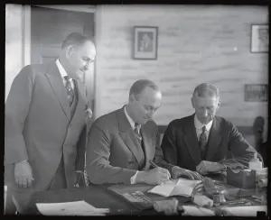 Ty Cobb unterschreibt Vertrag