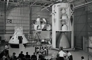 Drucke von Gezeigt wurden zusammen für die erste Mal während einer Pressekonferenz an der North Americas Space und Information Systems Division drei Mock-up-Module für das Apollo-Raumfahrzeug Auftrag Architektur Drucke: Blick auf Modul für die Rakete des Mondflugzeugs Apoll