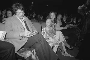 Drucke von Das Theaterensemble besucht New York: Escorting Michelle Phillips (rechts), Schauspieler Warren Beatty erhält viel Aufmerksamkeit von ihrer Tochter Chynna Andy Warhol Drucke: Warren Beatty, Michelle Phillips mit Tochter Chynna Phillips