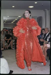 Frau, die ein Abendkleid und einen Mantel modelliert.