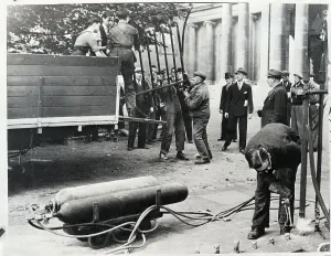 World War II London Drucke: Workmen Remove Railing From Buckingham