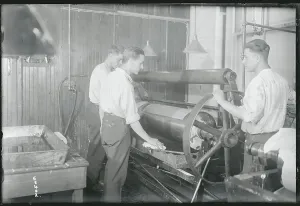 Vintage Factory Workers Drucke: Workmen Utilizing Machine