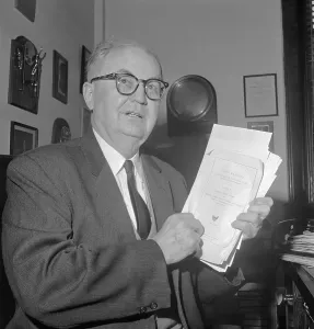 Washington Dc Politicians Drucke: Wright Patman Holding Stack of Documents