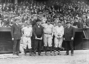 Professional Sports Icons Drucke: Yankees Posing on Sidelines