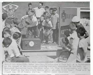 Young Athletes Training Drucke: Youngsters Practicing Pitching