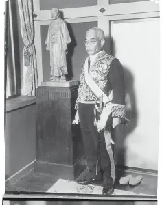 Prominent Persons Image Drucke: Yuko Hamaguchi Posing Besides Statue