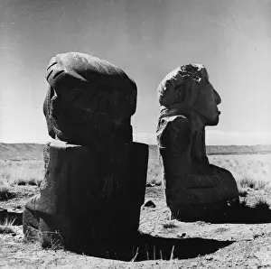 Drucke von Um die Jahrzehnte um 1950 herum zwei Säulen, die sich im bolivischen Landesinneren sechs Meilen von den alten Tempelruinen von Tiwanaku befinden. (Foto: Three Lions/ Getty Images) Bolivien Drucke: bolivische Skulpturen
