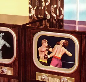 Drucke von Ein Moment der Spannung: Ein Boxkampf auf dem Fernseher, während die Welt draußen weiterläuft Pop-Art Drucke: Ein Boxkampf auf dem Fernseher