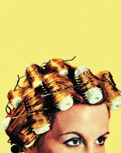 Drucke von Ein Moment der Ruhe und Selbstversorgung - eine Frau mit Locken in ihrem Haar, umgeben von einer Welt der Stille und des Friedens Pop-Art Drucke: Frau mit Lockenwicklern im Haar