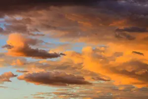 Dramatic Evening Light Drucke: Cloud formations, evening sky, Namibia