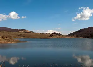 Volcanic Crater Scenery Drucke: Clouds mirroring on the lake