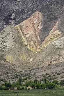 Farbige geologische Formationen in der Nähe von Maimara im Provinz Jujuy, Argentinien