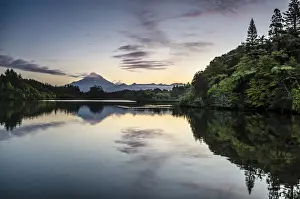Atmospheric Morning Light Photography Drucke: Currently inactive volcano, Mt