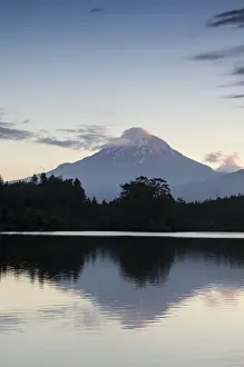 North Island Volcanic Landscapes Drucke: Currently inactive volcano, Mt
