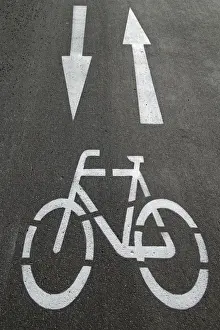 Bicycle Lane Markings Drucke: Cycle path, directional arrows, road markings on the asphalt