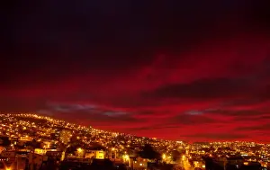 Ein dramatischer Sonnenuntergang über Valparaíso, Chile