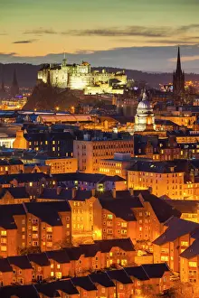 Die alte Stadt Edinburgh am Abendhimmel