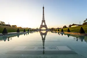Eiffel Tower Architecture Drucke: Eiffel reflection
