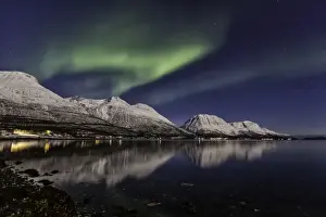 Aurora Borealis Over Mountains Drucke: Enchanting Evening