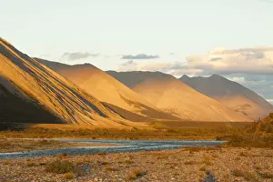 Abendlicht im Arktis-Tundrabereich am Wind River in den Mackenzie-Bergen des Peel-Wasserhaushalts der kanadischen Provinz Yukon