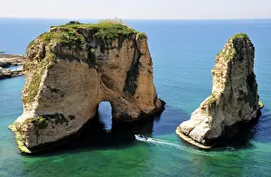 Ausflugsschiff vor dem Dach der Tauben (Pigeons Rock), Grotte des Huhns (Grotte aux Pigeons), Kalkfelsen durch Erosion von Wind und Wetter im Bezirk Raouche, Beirut, Libanon, Mittlerer Osten, Asien