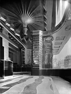 Drucke von 1955: Der Eingang des Gebäudes der Daily Express auf Fleet Street mit metallischen Paneele von Eric Aumonier, fertiggestellt im Jahr 1932. (Fotografie durch Hulton Archive/Getty Images) Bilder Datiert 2006 Februar: Bundeslobby für die Deutschen Industrie