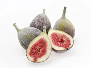 Studio Shot Of Figs Drucke: Figs, three whole and two halves