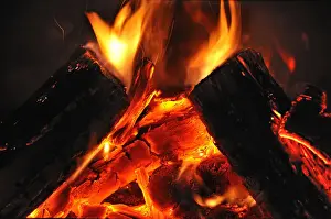 Bilder Datiert 2. April 2013: Feuer im Kamin