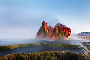 Drucke von Der Fly-Geyser nahe dem Black Rock Desert von Nevada ist eines der schönsten zufällig hergestellten natürlichen Phänomene der Welt. Der Fly-Ranch-Geyser war zu Beginn des 20 Bilder Datiert 2012 März: Manchmal fliegen wir