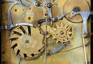 Zahnrad und Federn im Mechanismus einer historischen Pendeluhren, Detail, Regulierung