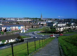 Grafschaft Londonderry Drucke: Schritte zur Bogside und zum St-Eugen-Basilika in der Stadt Derry, Irland