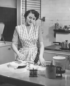 Frau im Küchen backt einen Kuchen (Schwarz-Weiß)