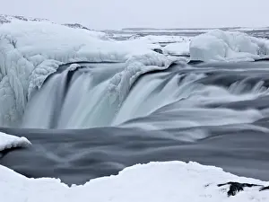 Bilder Datiert 10. März 2013: Gottisfoss Wasserfall mit Eisschichten in der Gemeinde Pingeyjarssveitar im Norden Islands