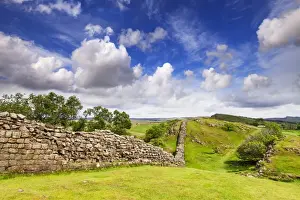 Hadrians Wall Northumberland Drucke: Hadrians Wall under a dramatic sky at Walltown Crags