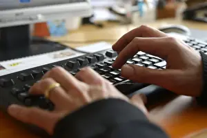 Bilder vom 6. Juni 2013: Hände tippen auf einem Computer-Tastenfeld
