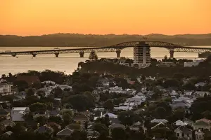 Brücke im Hafen am Abend in Devonport auf der Nordinsel Neuseeland