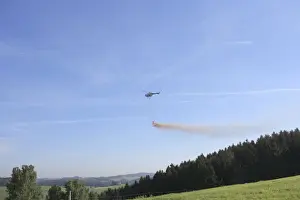 Hubschrauber im Flug über das Limmen der Wälder von Omberbohn im Bergischen Land Region Nordrhein-Westfalen Deutschland Europa
