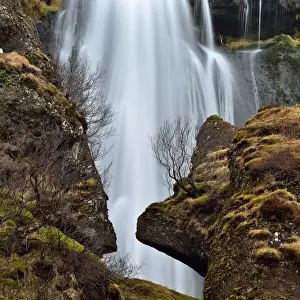 Versteckter Wasserfall in Island