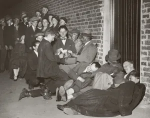 Drucke von Kartenspieler verbringen die Zeit mit einem Spiel Kartenspiele in einer langen Warte vor dem Lord's-Kricketplatz in London um das Jahr 1930 Historische Drucke Erzählen Geschichten Aus Vergangenen Zeiten Drucke: Nachtstundenwarte