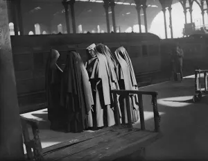 Liverpool Street Station Drucke: Backs To The World