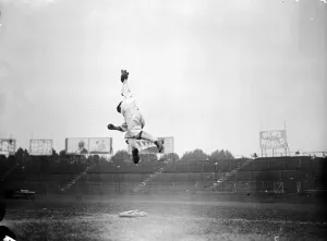 Drucke von Juni 1929: Ein Baseballspieler im Einsatz beim FC Chelsea bei Stamford Bridge. (Fotografie von Fox Photos/ Getty Images) Zeitlose Schätze: Ikonische Schwarz-Weiß-Abzüge aus der Fox-Fotobibliothek: Baseballer