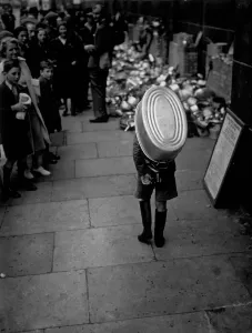 Home Front Britain Drucke: Bath Boy