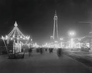 Drucke von Beleuchtungen am Strandpromenade von Blackpool im Landkreis Lancaster. Der Blackpoolspeicher befindet sich im Zentrum Schwarz-Weiß-Drucke: Die Blackpools Lichter