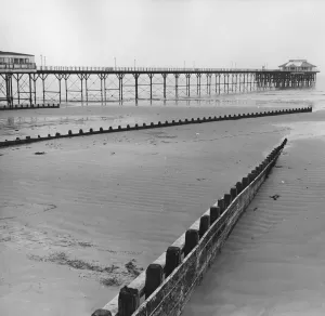 Drucke von Der 4. März 1963: Der Pier und die Strandpromenade in Bognor Regis, Südengland. (Fotografie von George Freston/ Fox Photos / Getty Images) Zeitlose Schätze: Ikonische Schwarz-Weiß-Abzüge aus der Fox-Fotobibliothek: Regenbogenstrand