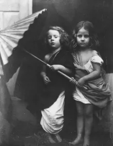 Drucke von Zwei junge Kinder namens Paul und Virginia halten mit einem Parasol Stellung. (Fotografie von Julia Margaret Cameron/ Getty Images) Fotografen Des 19. Jahrhunderts Drucke: Kindergartenforschung