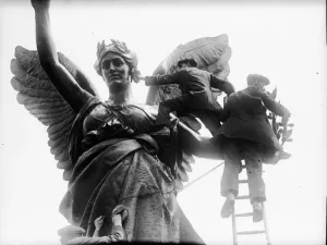 Boadicea Statue London Drucke: Cleaning Boadicea