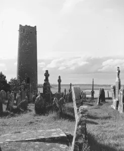 Medieval Irish Castles Drucke: At Clonmacnois