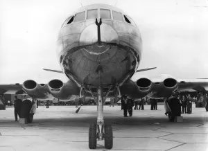 Drucke von 20.Juli 1949: Der Prototyp des de Havilland Comet Turbo-Jet-Liniendrohers, in Hatfield im Hertfordshire gebaut Machen Sie Einen Schritt Zurück In Die Vergangenheit Mit Diesen Einzigartigen, Erstaunlichen, Historischen Schwarz-Weiß-Kunstdrucken. Wählen Sie Ihre Lieblingsbilder Aus Und Verwandeln Sie Sie In Perfekte Wandkunst Für Jeden Raum Drucke: Komet Prototyp